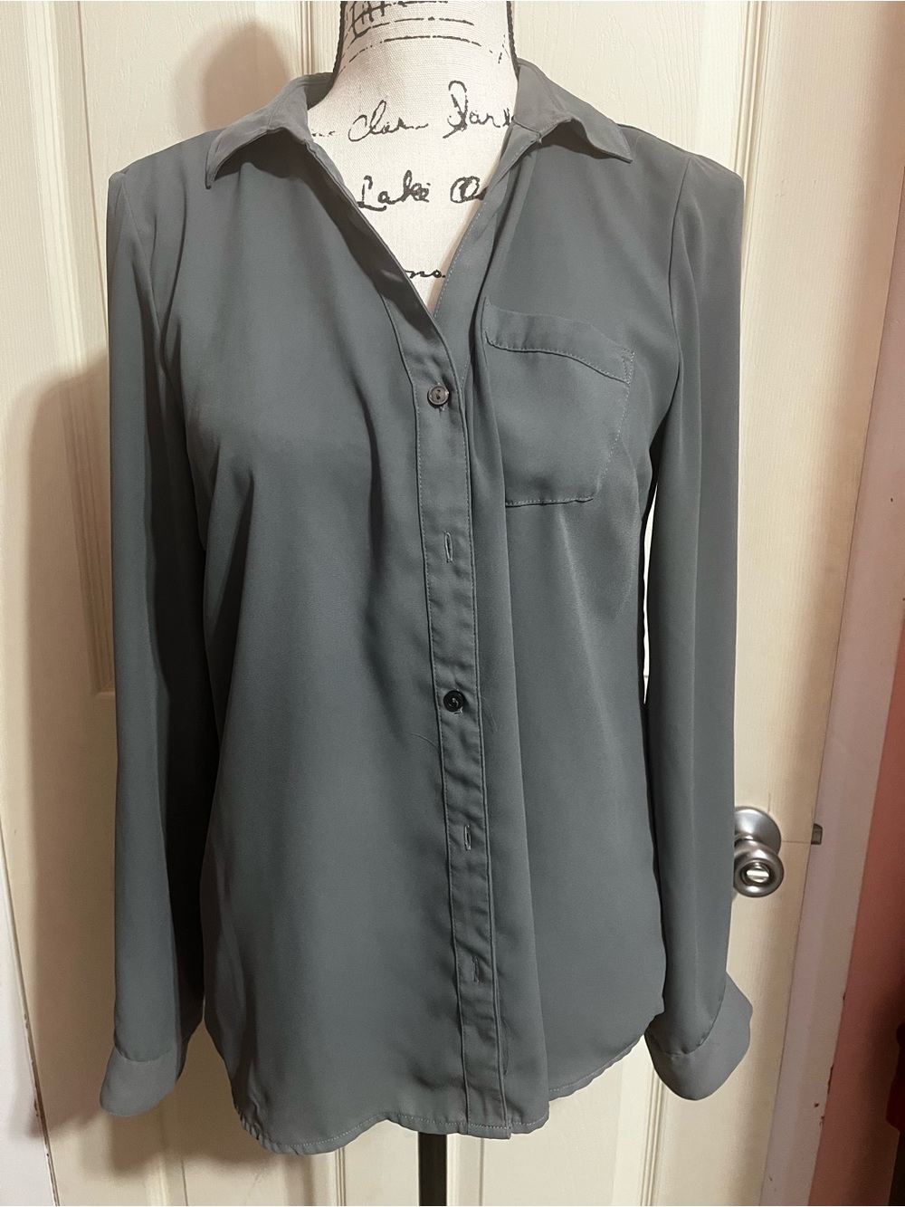2014 the limited gray button down blouse shirt top small